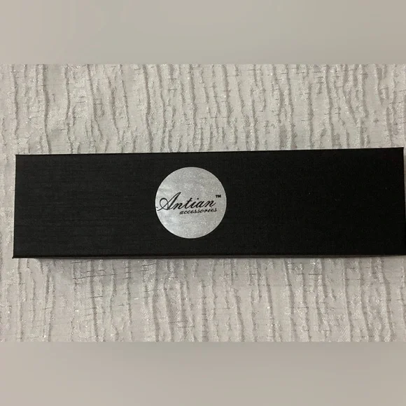 Antian Accessories™ Gold Plated Heart Charm Bracelet - Picture 4 of 4